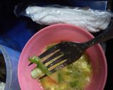 Foto langkah ke 2 dari resep Martabak telur mie pedas.