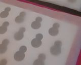 Une image de l'étape 1 de Macarons bonhommes de neige à la noix de coco.