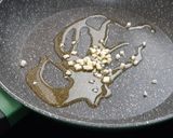 Foto del paso 1 de la receta Huevos estrellados con champiñones al ajillo picantes