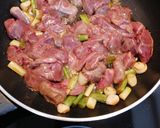 Foto del paso 2 de la receta: Hígados de pollo con ajos tiernos