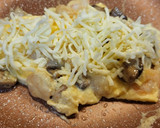 Foto del paso 4 de la receta: Bocata abierto de revuelto de gambas, champiñones, queso y 🥑