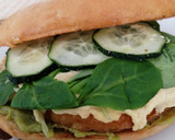 Foto del paso 7 de la receta: Mollete de burger de pollo con hummus y guacamole