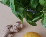 Foto del paso 1 de la receta: Infusión de albahaca, jengibre y limón 🌱 🫚 🍋 Infusión antinflamatoria de albahaca