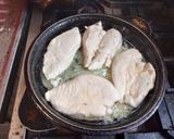 Foto del paso 2 de la receta: Pollo deshuesado con cebolla y leche
