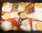 Foto del paso 3 de la receta: Merluza con limón en cama de verduras al horno