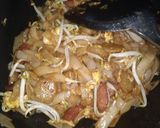 Foto langkah ke 3 dari resep Kwetiau Goreng Simple & Praktis.