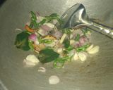 Foto langkah ke 3 dari resep Ikan Asin Cabai Hijau.