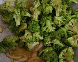 Foto langkah ke 7 dari resep Brokoli Bakso / Broccoli Meatballs.