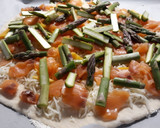 Foto del paso 3 de la receta: Pizza de salmón con espárragos verdes