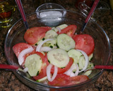 Foto del paso 4 de la receta: Ensalada de tomate pepino y cebolla