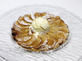 Tarta caliente de manzana con helado