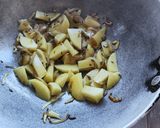 A picture of step 2 of Aloo capsicum ki sabji.