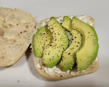 Foto del paso 4 de la receta: Huevos de codorníz en panecillo con aguacate y queso crema