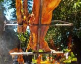 Foto del paso 3 de la receta: Lechón a la estaca, cocinado a leña