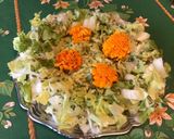 Une image de l'étape 8 de Salade de courgettes râpées,scarole et tagetes (sauce curry).