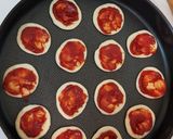 صورة لخطوة 5 من وصفة ميني بيتزا بصلصه لذيذة وسريعه 🍕