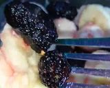 Une image de l'étape 3 de Salade de fruits 🥣 : banane 🍌 et mûre violette 🍇.