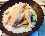 Hình bước làm 2 của món Gà hấp muối, sả, lá chanh phiên bản mới