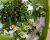 A picture of step 1 of Yogurt garlic dip.