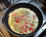 Foto del paso 2 de la receta: Omelette de tomate, cebolla y queso