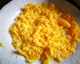 Foto del paso 7 de la receta: Huevos rellenos con caballa, pimiento asado y perlas de soja