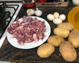 Foto del paso 1 de la receta: Cordero al ajillo con patatas fritas y champiñones rellenos
