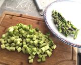 Foto del passaggio 2 della ricetta Mezzi Paccheri Ondulati con Vongole, Crema di Asparagi, Datterini Confit e Basilico Fritto