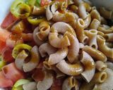 Foto del paso 1 de la receta: Ensalada de pasta, lechuga y aceitunas verdes