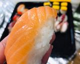 Hình bước làm 3 của món Sushi nhật.Sashimi