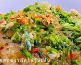 รูปขั้นตอนการทำที่ 2 ของ ดอกขจรผัดไข่วุ้นเส้น