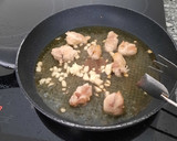 Foto del paso 1 de la receta: Fideuá con pollo 🐔 y albóndigas