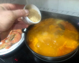 Foto del paso 8 de la receta: Rape en salsa con gambones y patata panadera