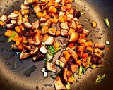 Hình bước làm 2 của món Cơm Chiên Nấm Chay🍄🥕