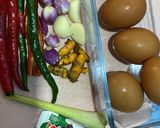 Foto langkah ke 1 dari resep Telur Dadar Chili Padi Kids Friendly.