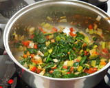 Foto del paso 4 de la receta: Potaje de alubias con bacalao desmigado y espinacas