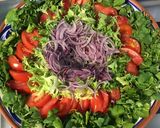 Une image de l'étape 9 de Trio de salades (frisée,roquette,cresson) tomate,oignon rouge et chorizo noir à la feta.