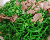 Hình bước làm 3 của món Nụ mướp xào thịt bò