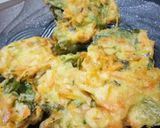 Foto langkah ke 4 dari resep Bakwan bayam wortel.