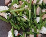 รูปขั้นตอนการทำที่ 2 ของ ผัดผักบุ้งไข่ดาว