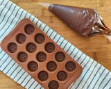 Foto del passaggio 2 della ricetta Cioccolatini laurea 🧑‍🎓🐞