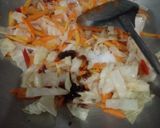 Foto langkah ke 3 dari resep Tumis kol wortel.