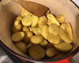 Une image de l'étape 4 de Pommes de terre rattes en cocotte au bouillon de bœuf.