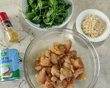 Foto del passaggio 1 della ricetta Bocconcini di pollo al curry con spinacino