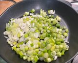 Une image de l'étape 6 de Flan aux fanes de carottes, oignons nouveaux, jambon et saint Moret.