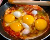 Foto del paso 2 de la receta: Huevos 🥚  con tomate 🍅