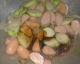 รูปขั้นตอนการทำที่ 3 ของ ผัดบวบใส่ไข่และฮอทดอก (Stir Fried Zucchini with Egg and Hot Dog)