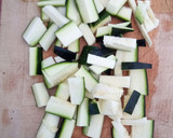 Foto del paso 2 de la receta: Calabacines y champiñones salteados con gambones en salsa de mandarina y menta