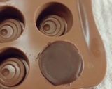 Foto del passaggio 10 della ricetta Cioccolatini laurea 🧑‍🎓🐞