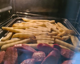Foto del paso 3 de la receta: Salchipapa gourmet para un domingo de ocio