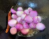 A picture of step 2 of Mushroom Do Pyaaja.